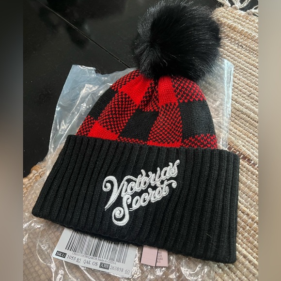 Victoria’s Secret beanie with pom Buffalo check red black fall winter NEW NWT 🎁 - Picture 3 of 5